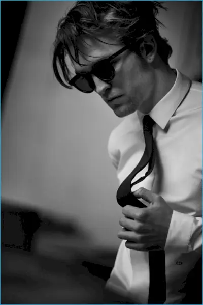 Robert Pattinson z osupljivimi sončnimi očali je kul vizija v ozki srajci in ozki kravati Dior Homme.