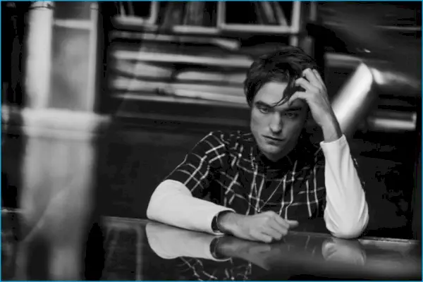 Črno-belo fotografiranje Roberta Pattinsona za revijo Dior.