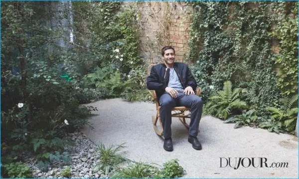 L'acteur Jake Gyllenhaal porte un bomber Givenchy avec un t-shirt à poche Polo Ralph Lauren, un pantalon Carhartt WIP et des bottes Blundstone.