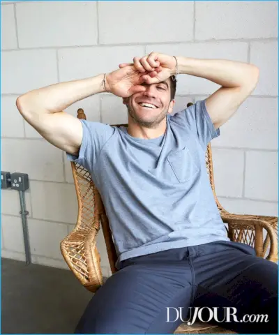 Tout sourire, Jake Gyllenhaal pose devant l'objectif du photographe Juergen Teller.