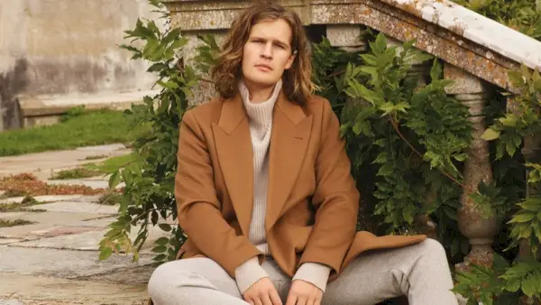 Lord March trägt Herrenmode von The Row für Mr. Porter