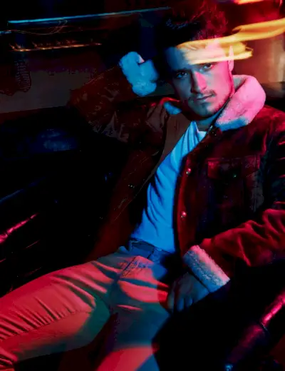 Džošs Hačersons iekļūst sārtuma tendencēs ar Tom Ford jaku.