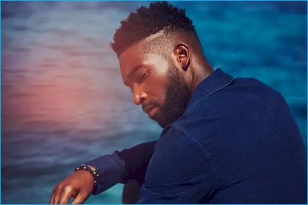 Tinie Tempah trägt ein schmal geschnittenes Seersucker-Überhemd von Officine Generale.