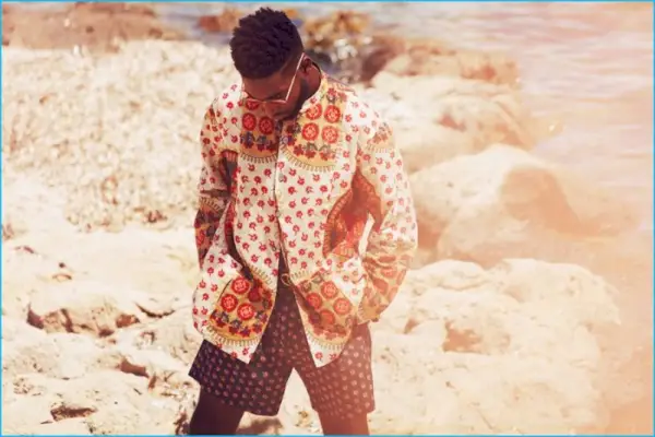 Tinie Tempah trägt ein Wendehemd mit Granddad-Kragen, Baumwollshorts mit Blumendruck und einen Gürtel mit GG-Logo von Gucci.