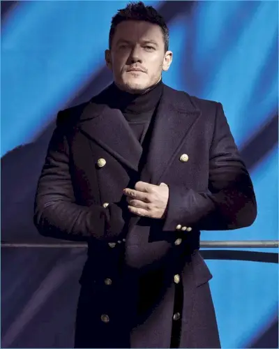 Îmbrăcat cu o haină la două piept, Luke Evans îmbracă paginile GQ Portugalia.