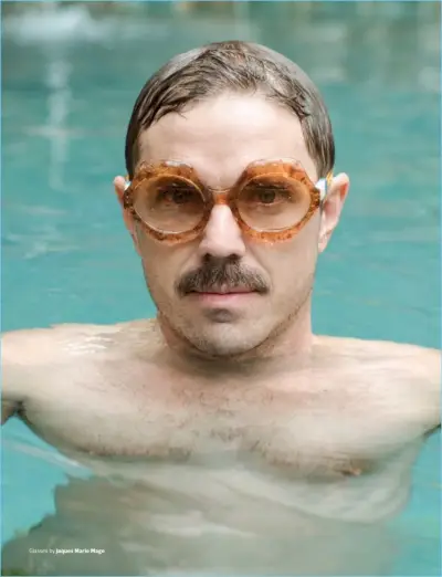 En train de se baigner, Jake Shears porte des lunettes Jaques Marie Mage.