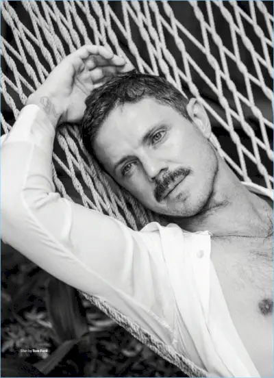 En connexion avec Out, Jake Shears porte une chemise Tom Ford.