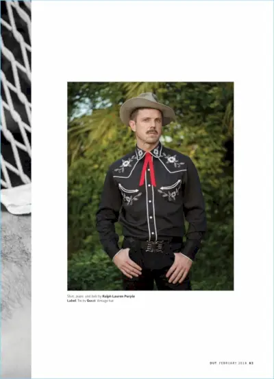 Adoptant le style western, Jake Shears porte un look Ralph Lauren Purple. Le chanteur porte également une cravate Gucci et un chapeau vintage.