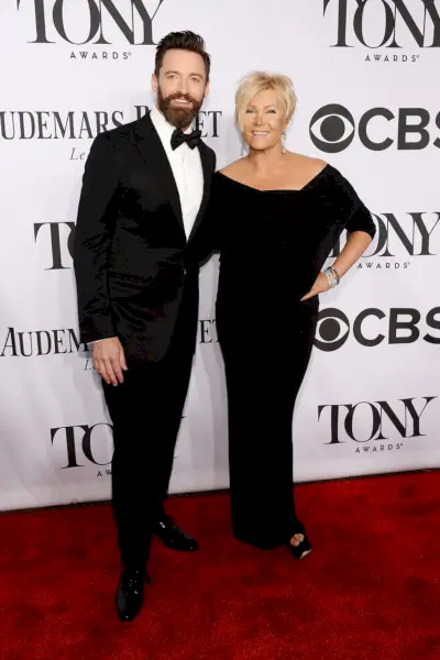 L'uomo della serata Hugh Jackman posa sul red carpet insieme alla moglie Deborra Lee Furness.