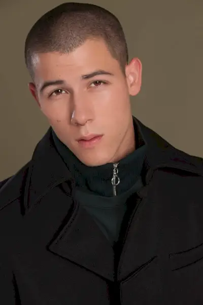 Nick Jonas rocker en septumring for Phoenix magazine.