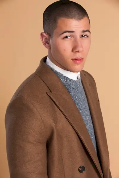 Nick Jonas omfavner skreddersøm for magasinet Phoenix.