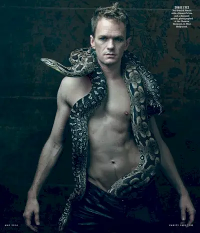 Neil Patrick Harris pózuje bez košile s Boa Snake pro Vanity Fair