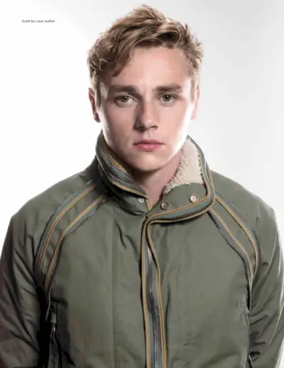 Fram och i mitten bär Ben Hardy en Louis Vuitton-jacka.