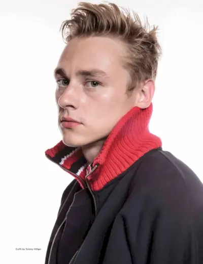Skådespelaren Ben Hardy har en Tommy Hilfiger-jacka och tröja för Da Man.
