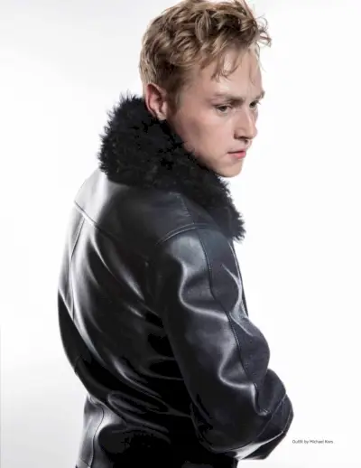 Ben Hardy har en bomberjacka i läder och dyker upp i en ny fotografering.