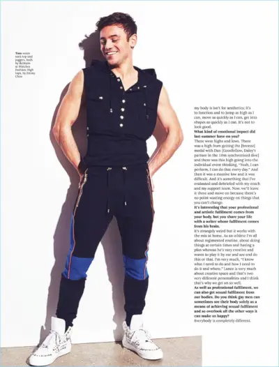 Sportuojantis Tomas Daley dėvi sportbačius ir dėvi Balmain bėgimo sportbačius su Jimmy Choo sportbačiais.