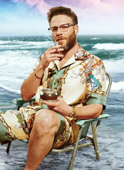 Sportsligt koordinerede stykker, Seth Rogen ifører sig en silkeskjorte og shorts fra Gucci med et Tudor-ur.