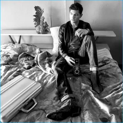 タイ・シェリダンは、ドルチェ＆ガッバーナのデニム ジーンズとレザー ジャケットを着て、バートン ペレイラのサングラスとジュゼッペ ザノッティのアンクル ブーツを着て、ムーディーなイメージでポーズをとっています。