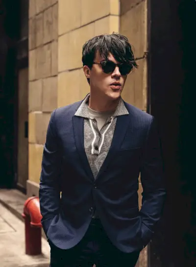 Finn Wittrock wychodzi na zewnątrz w okularach przeciwsłonecznych Moscot.
