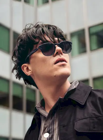 Finn Wittrock to fajna wizja w okularach przeciwsłonecznych Brioni.
