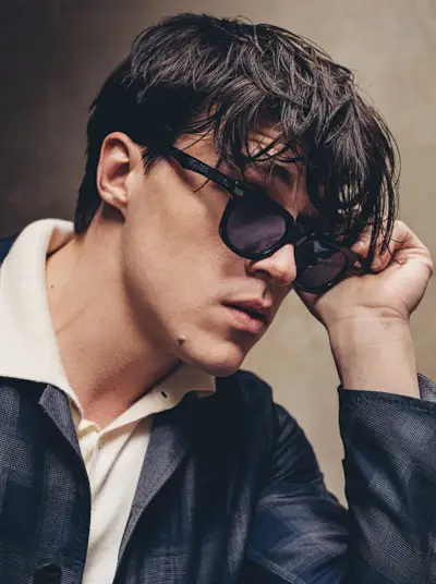 Finn Wittrock modeluje okulary przeciwsłoneczne Native Sons.