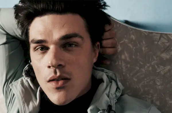 Finn Wittrock sfotografowany przez Willa Davidsona dla Hercules Universal.