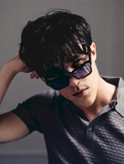 Finn Wittrock Sports Cool Shades para a New York Times Style Magazine