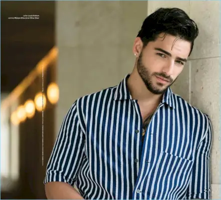 Sangerinden Muluma bærer en stribet skjorte fra Maison Kitsuné.