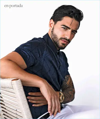 Et slankt syn, Maluma har en poloshirt, hvide bukser og bælte fra Hugo Boss.