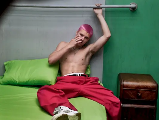 크루즈 베컴 셔츠리스 침대 i-D 사진 촬영 2022