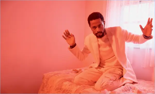 白いスーツを着たラキース・スタンフィールドは、エルメネジルド ゼニア クチュールを着ています。