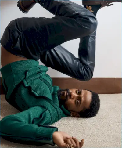 エルメネジルド ゼニア クチュールを着て、写真撮影に臨むラキース スタンフィールド。