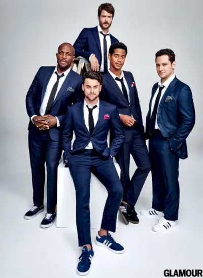 Jak uciec z gwiazdami morderstwa Charlie Weber, Billy Brown, Jack Falahee, Alfred Enoch i Matt McGorry przebierają się i pozują w tenisówkach na łamach Glamour.