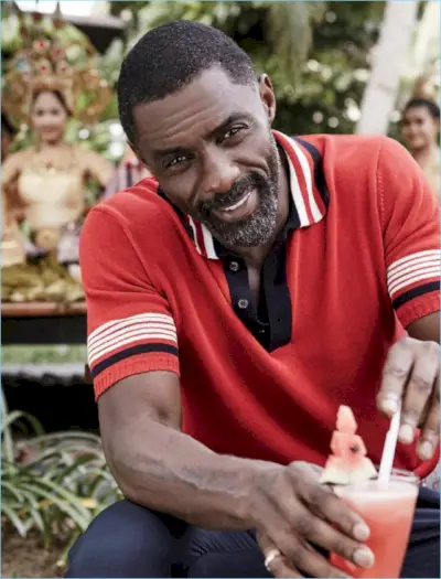 Herec Idris Elba okúzľuje v červenom pletenom póle pre stránky magazínu Essence.