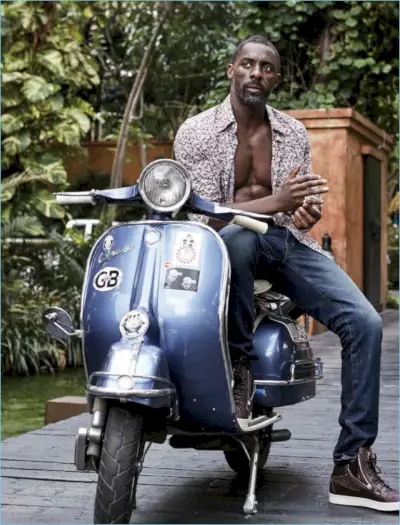 Idris Elba sa v rozopnutej košeli objavuje na fotení pre magazín Essence.