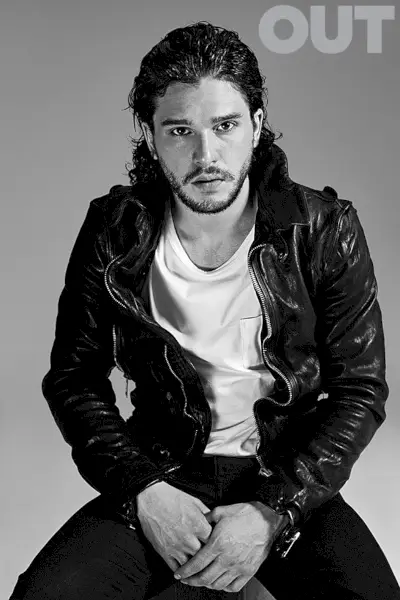 Kit indossa una giacca di pelle e una maglietta bianca