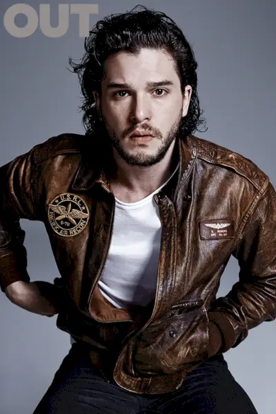 Kit indossa una giacca di pelle marrone