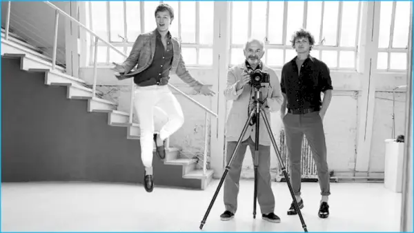 Ansel Elgort nosí sako Dunhill zo zmesi ľanu a vlny, ľanovú košeľu Rubinacci, chino nohavice Gieves & Hawkes a kožené mokasíny Berluti. Arthur má na sebe ľanové sako Freemans Sporting Club, polo tričko Camoshita, poľné nohavice Chimala, šál Alexander McQueen a espadrilky Castañer. Warren má na sebe ľanovú košeľu Freemans Sporting Club, tričko James Perse, chinos NN07, opasok Brunello Cucinelli a kožené mníšske remienky J.M. Weston.