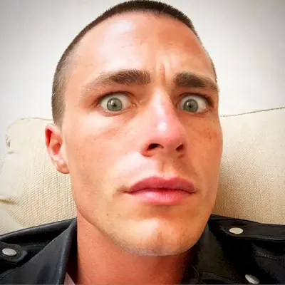 Arătându-și pistruii și tăietura, Colton Haynes pozează pentru un selfie pe Instagram.