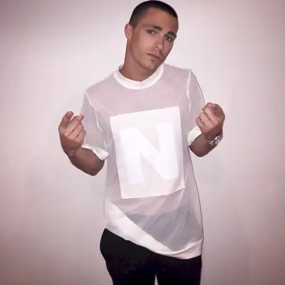 Colton Haynes își menține stilul simplu, dar modern, în timp ce își prezintă croiala lui buzz.