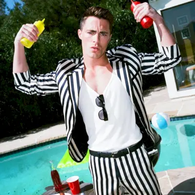 Colton Haynes primește Buzz Cut + Sports Striped Gucci în nailon
