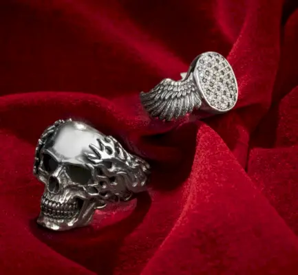 Travis Barker は、デス グリップとガーディアン リングで彼の特徴的なスタイルを Clocks + Colors にもたらします。