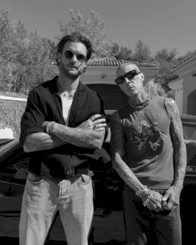 トラヴィス・バーカーが時計と色でパンク風のジュエリーを制作