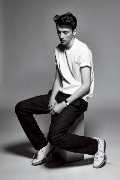 Matthew Beard indossa t-shirt Louis Vuitton, pantaloni Joseph e sneakers Rag & Bone.