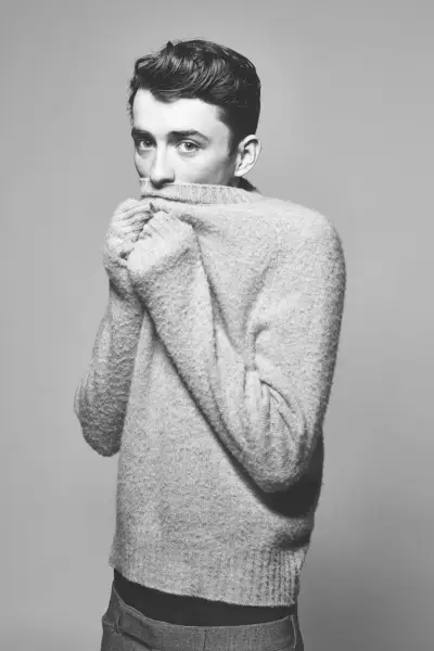 Matthew Beard indossa tutti gli abiti Tom Ford.