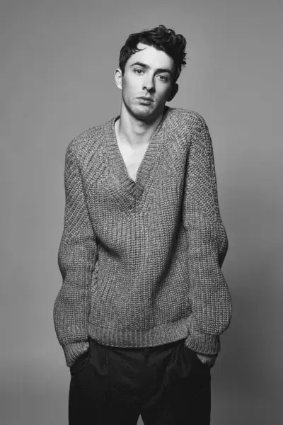 Matthew Beard indossa maglia Brinoi e pantaloni Joseph.