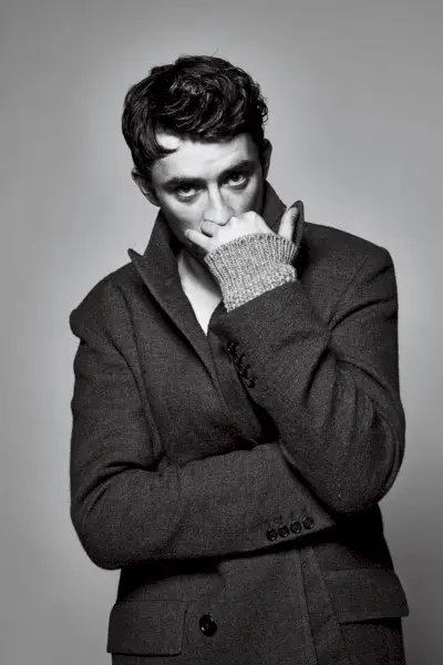 Matthew Beard posa per il servizio fotografico del WWD, parla di 'Skylight' e New York City