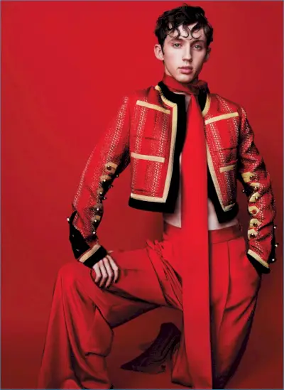 Troye Sivan zobrazený v červeném vzhledu od pařížského módního domu Givenchy.