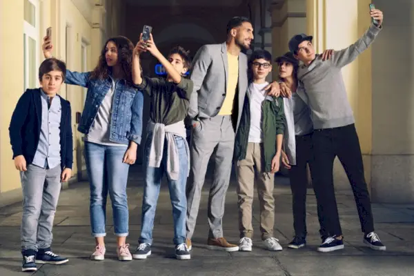 Emre Can zachwyca bawełnianym t-shirtem H&M premium, marynarką o obcisłym kroju i spodniami garniturowymi.