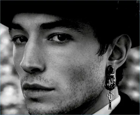 La estrella de la Liga de la Justicia, Ezra Miller, aparece en una nueva sesión de fotos para la revista Interview.